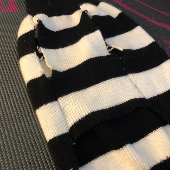 a dog sweater - Picture 3 of 3